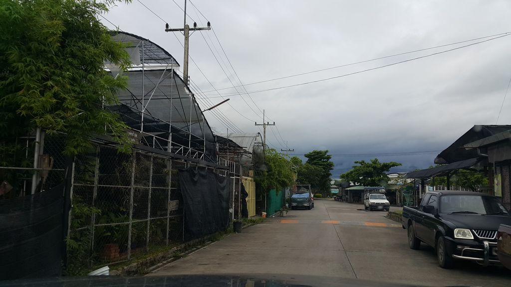 ภาพถนนตรงที่ ร้านแสนรัตน์ ตั้งอยู่ ถ่ายโดย jrcarlsen พ.ศ. 2559 (2016) · A street-level view of where ร้านแสนรัตน์ · Ran Saen Rat stands, by jrcarlsen in 2559 (2016)