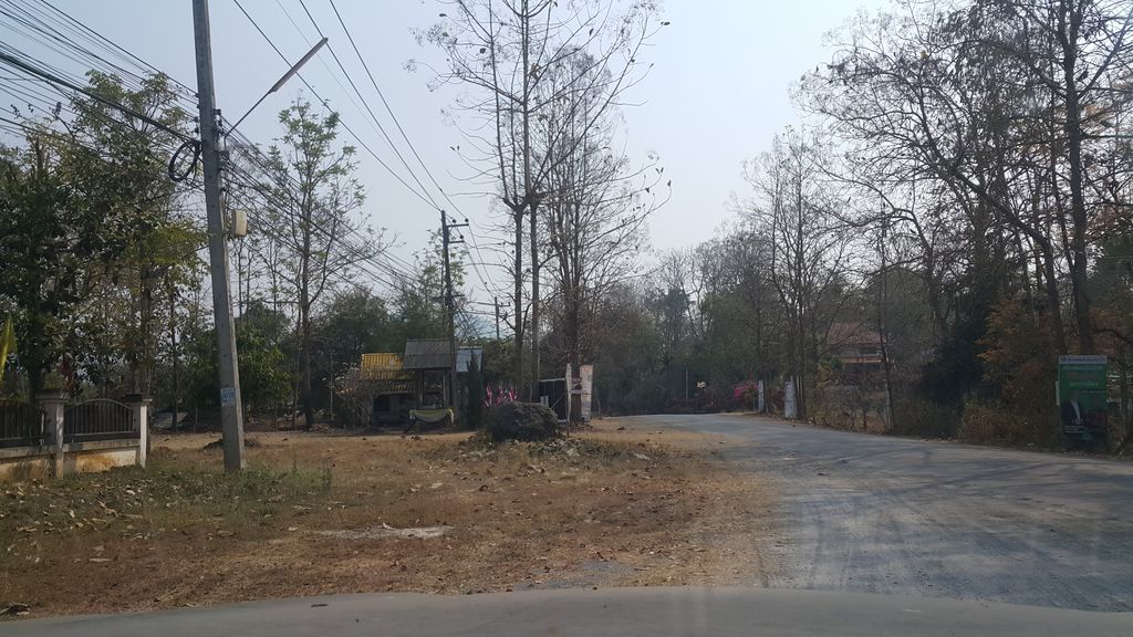 ภาพถนนตรงที่ Mae Ruam Coffee ตั้งอยู่ ถ่ายโดย jrcarlsen พ.ศ. 2562 (2019) · A street-level view of where Mae Ruam Coffee stands, by jrcarlsen in 2562 (2019)