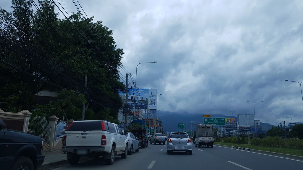 ภาพถนนตรงที่ Light-Up Racing ตั้งอยู่ ถ่ายโดย silamanee พ.ศ. 2561 (2018) · A street-level view of where Light-Up Racing stands, by silamanee in 2561 (2018)