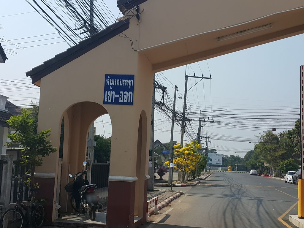ภาพถนนตรงที่ คอร์สเรียนภาษาอังกฤษตัวต่อตัวที่ดีที่สุด เชียงใหม่ ตั้งอยู่ ถ่ายโดย jrcarlsen พ.ศ. 2559 (2016) · A street-level view of where คอร์สเรียนภาษาอังกฤษตัวต่อตัวที่ดีที่สุด เชียงใหม่ · Khot Rian Phasaangkarisa Tuatatua Thi Di Thisut Chiang Mai stands, by jrcarlsen in 2559 (2016)