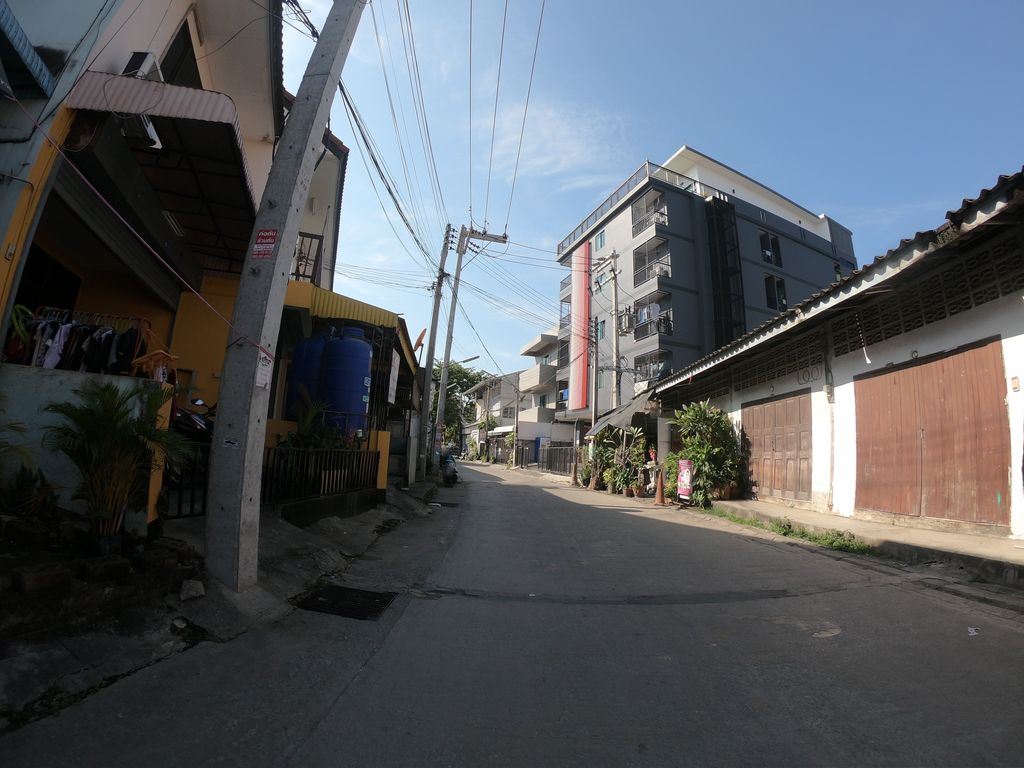 ภาพถนนตรงที่ Longsong Barber Shop ตั้งอยู่ ถ่ายโดย chanuwath_grab พ.ศ. 2562 (2019) · A street-level view of where Longsong Barber Shop stands, by chanuwath_grab in 2562 (2019)
