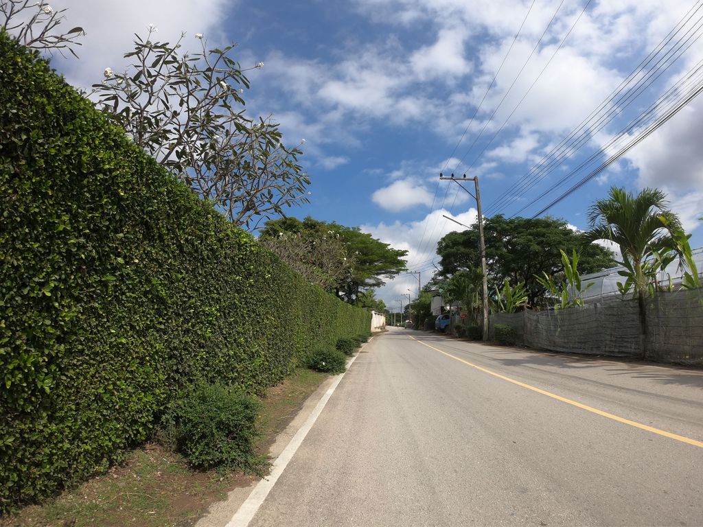 ภาพถนนตรงที่ บ้านสุวรรณบุรี Baansuwanburi ตั้งอยู่ ถ่ายโดย chanuwath_grab พ.ศ. 2562 (2019) · A street-level view of where บ้านสุวรรณบุรี Baansuwanburi stands, by chanuwath_grab in 2562 (2019)