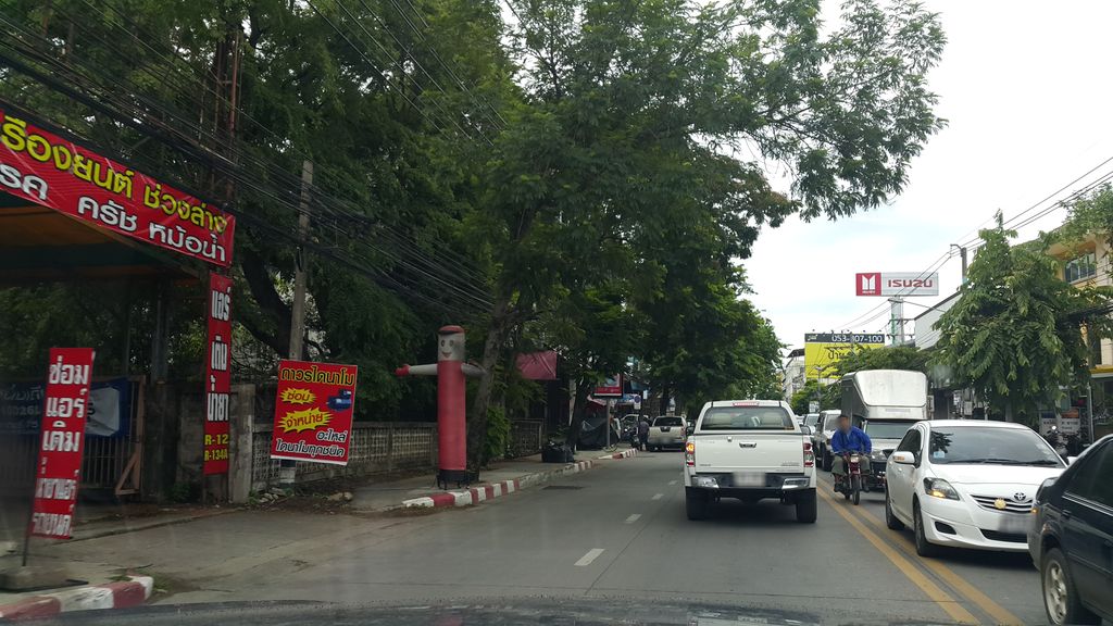 ภาพถนนตรงที่ เชียงใหม่มหกิจกลการ ตั้งอยู่ ถ่ายโดย jrcarlsen พ.ศ. 2559 (2016) · A street-level view of where เชียงใหม่มหกิจกลการ · Chiang Mai Maha Kit Klakan stands, by jrcarlsen in 2559 (2016)