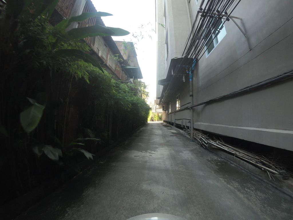 ภาพถนนตรงที่ สมมุติ-ดิ smoothies ตั้งอยู่ ถ่ายโดย chanuwath_grab พ.ศ. 2562 (2019) · A street-level view of where สมมุติ-ดิ smoothies stands, by chanuwath_grab in 2562 (2019)