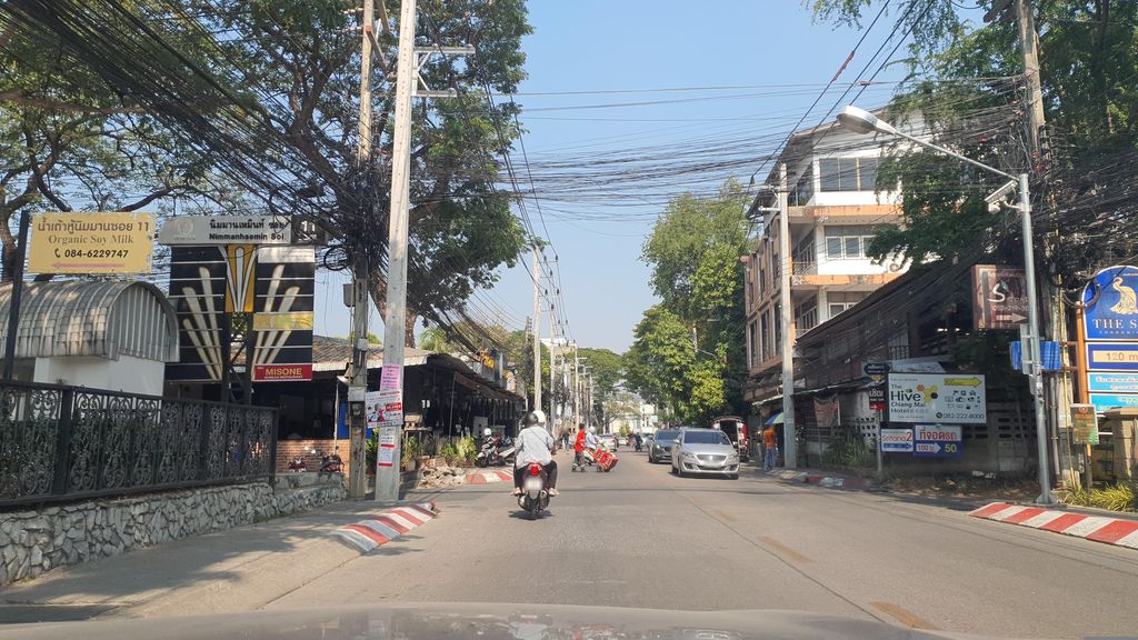 ภาพถนนตรงที่ Somtom Nimman ตั้งอยู่ ถ่ายโดย jrcarlsen พ.ศ. 2566 (2023) · A street-level view of where Somtom Nimman stands, by jrcarlsen in 2566 (2023)