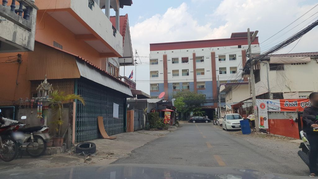 ภาพถนนตรงที่ แชมป์วิน ข้าวยำไก่แซ่บ ตั้งอยู่ ถ่ายโดย jrcarlsen พ.ศ. 2566 (2023) · A street-level view of where แชมป์วิน ข้าวยำไก่แซ่บ · Champ Win Khao Yam Kaisaep stands, by jrcarlsen in 2566 (2023)