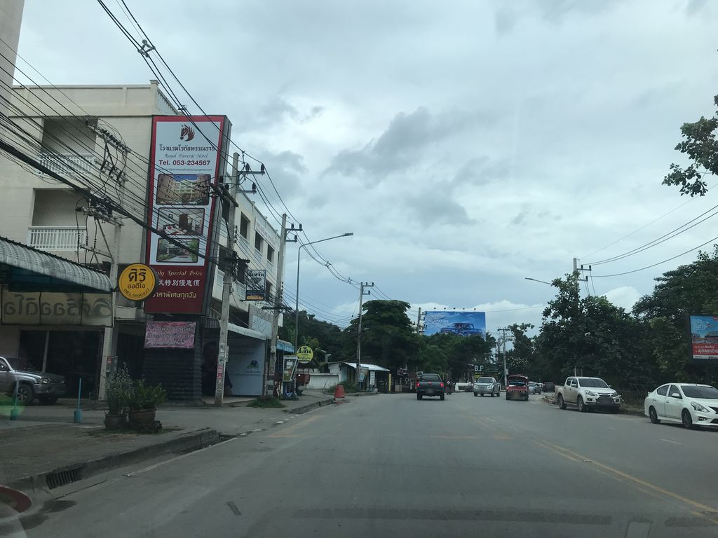 ภาพถนนตรงที่ Sports shop700ปี เชียงใหม่ ตั้งอยู่ ถ่ายโดย prasert พ.ศ. 2561 (2018) · A street-level view of where Sports shop700ปี เชียงใหม่ stands, by prasert in 2561 (2018)