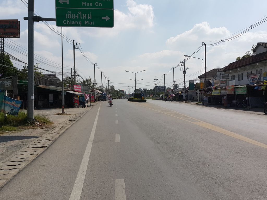 ภาพถนนตรงที่ เสริมสวยคุณฝน ตั้งอยู่ ถ่ายโดย jrcarlsen พ.ศ. 2557 (2014) · A street-level view of where เสริมสวยคุณฝน · Soemsuai Khunfon stands, by jrcarlsen in 2557 (2014)
