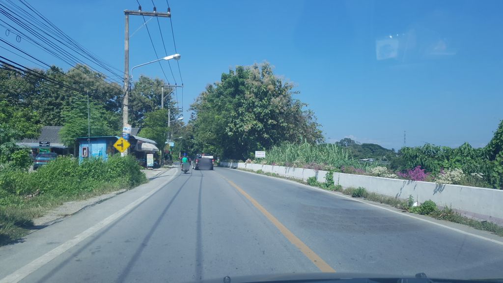 ภาพถนนตรงที่ มล & เมย์ฟิชชิ่ง ตั้งอยู่ ถ่ายโดย silamanee พ.ศ. 2561 (2018) · A street-level view of where มล & เมย์ฟิชชิ่ง · Mon & May Fishing stands, by silamanee in 2561 (2018)
