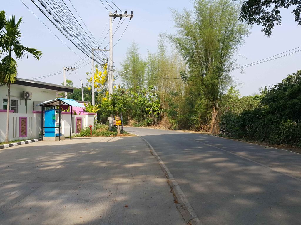 ภาพถนนตรงที่ หมู่บ้านบุญฟ้าแกรนด์โฮม ตั้งอยู่ ถ่ายโดย jrcarlsen พ.ศ. 2558 (2015) · A street-level view of where หมู่บ้านบุญฟ้าแกรนด์โฮม · Bunfa Grand Home Village stands, by jrcarlsen in 2558 (2015)