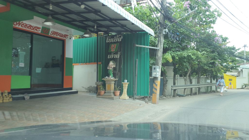ภาพถนนตรงที่ Behigh Cafe ตั้งอยู่ ถ่ายโดย jrcarlsen พ.ศ. 2564 (2021) · A street-level view of where Behigh Cafe stands, by jrcarlsen in 2564 (2021)