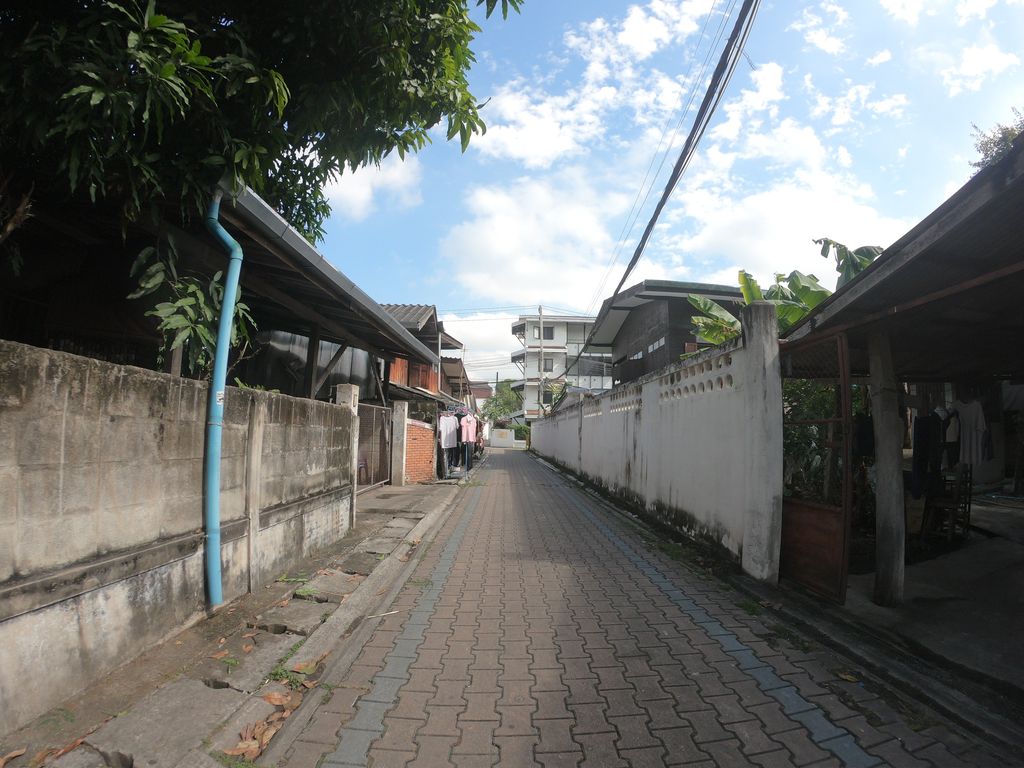 ภาพถนนตรงที่ Addict Art Studio ตั้งอยู่ ถ่ายโดย chanuwath_grab พ.ศ. 2562 (2019) · A street-level view of where Addict Art Studio stands, by chanuwath_grab in 2562 (2019)