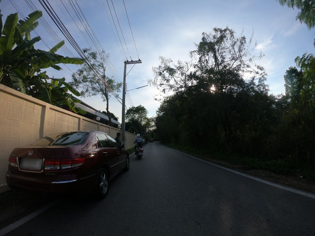ภาพถนนตรงที่ เจริญอาหาร ตั้งอยู่ ถ่ายโดย chanuwath_grab พ.ศ. 2562 (2019) · A street-level view of where เจริญอาหาร · Charoen Ahan stands, by chanuwath_grab in 2562 (2019)