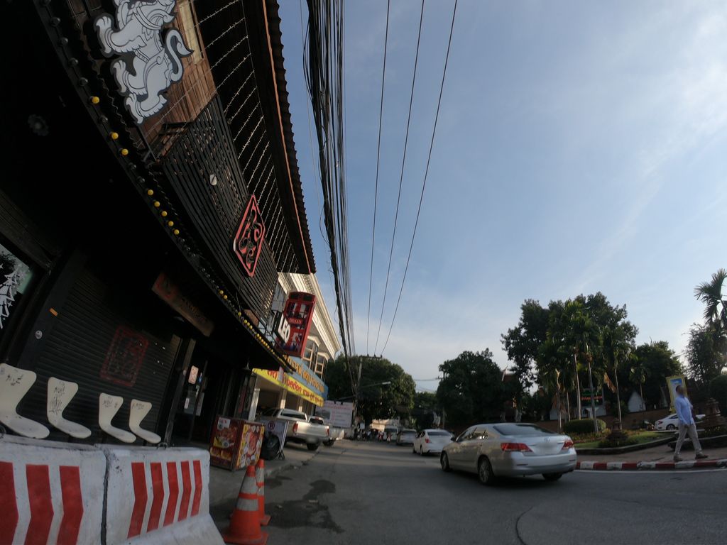 ภาพถนนตรงที่ Lamp at Ekkapan Chiang mai ตั้งอยู่ ถ่ายโดย chanuwath_grab พ.ศ. 2562 (2019) · A street-level view of where Lamp at Ekkapan Chiang mai stands, by chanuwath_grab in 2562 (2019)
