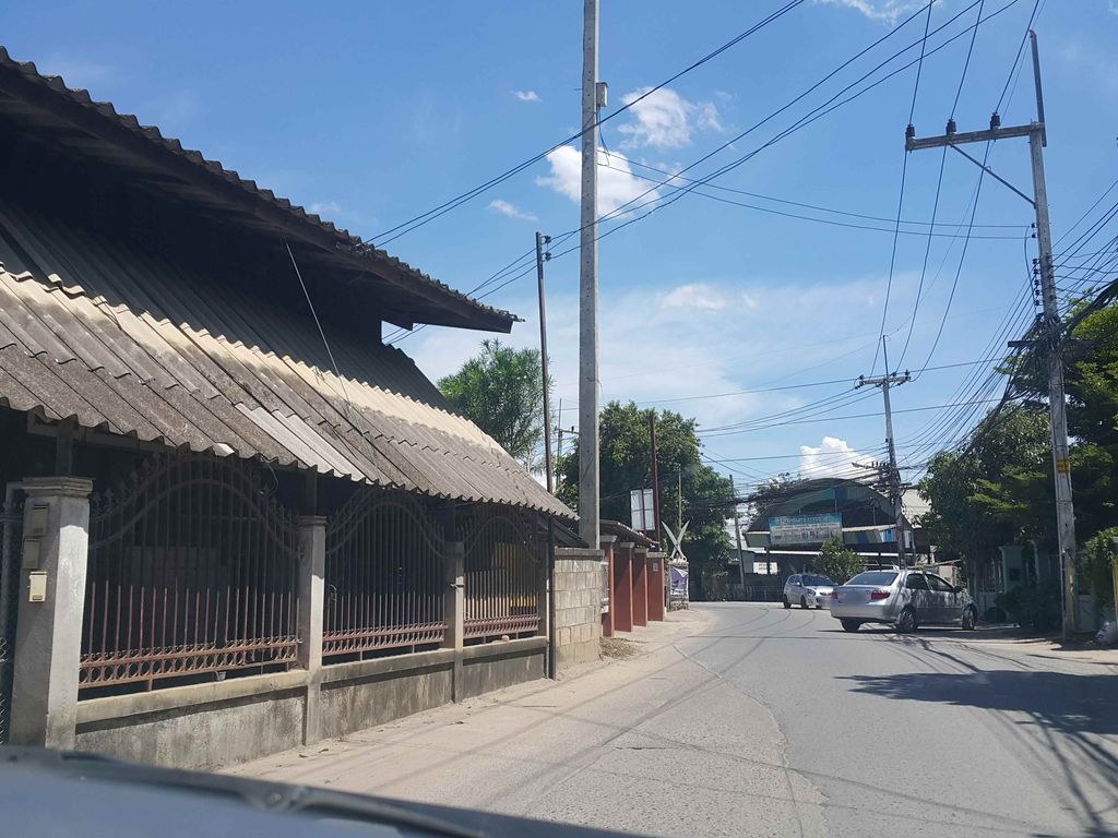 ภาพถนนตรงที่ PUN House ตั้งอยู่ ถ่ายโดย jrcarlsen พ.ศ. 2558 (2015) · A street-level view of where PUN House stands, by jrcarlsen in 2558 (2015)