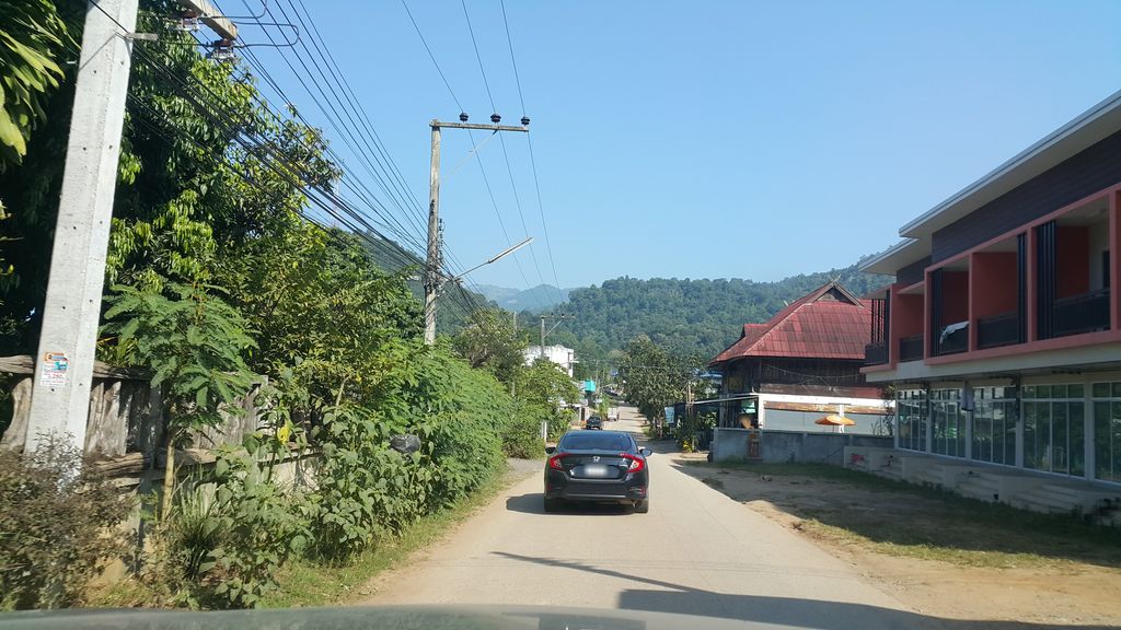 ภาพถนนตรงที่ บ้านสวนหงษ์ฟ้าสะเมิง ตั้งอยู่ ถ่ายโดย jrcarlsen พ.ศ. 2560 (2017) · A street-level view of where บ้านสวนหงษ์ฟ้าสะเมิง · Ban Suan Ngafa Samoeng stands, by jrcarlsen in 2560 (2017)