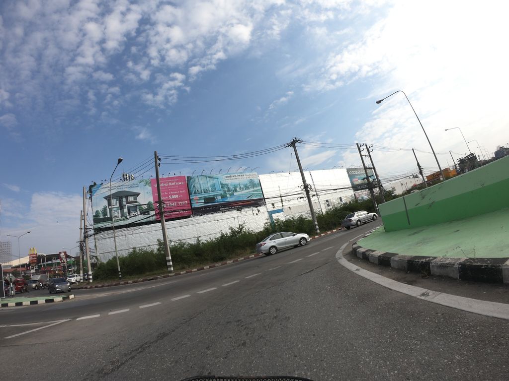 ภาพถนนตรงที่ นิศารัตน์ ผ้าม่าน ตั้งอยู่ ถ่ายโดย chanuwath_grab พ.ศ. 2562 (2019) · A street-level view of where นิศารัตน์ ผ้าม่าน · Nisarat Phaman stands, by chanuwath_grab in 2562 (2019)