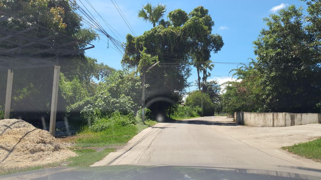ภาพถนนตรงที่ ไผ่งามอุปกรณ์ไก่ชน ตั้งอยู่ ถ่ายโดย jrcarlsen พ.ศ. 2564 (2021) · A street-level view of where ไผ่งามอุปกรณ์ไก่ชน · Phaingam Upkrakaichon stands, by jrcarlsen in 2564 (2021)