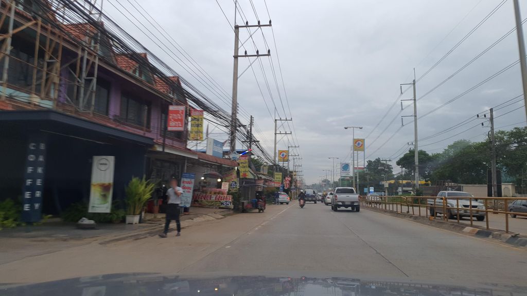 ภาพถนนตรงที่ ครัวปักษ์ใต้แม่อุ๊ ตั้งอยู่ ถ่ายโดย jrcarlsen พ.ศ. 2564 (2021) · A street-level view of where ครัวปักษ์ใต้แม่อุ๊ · Khruapaktai Mae U stands, by jrcarlsen in 2564 (2021)