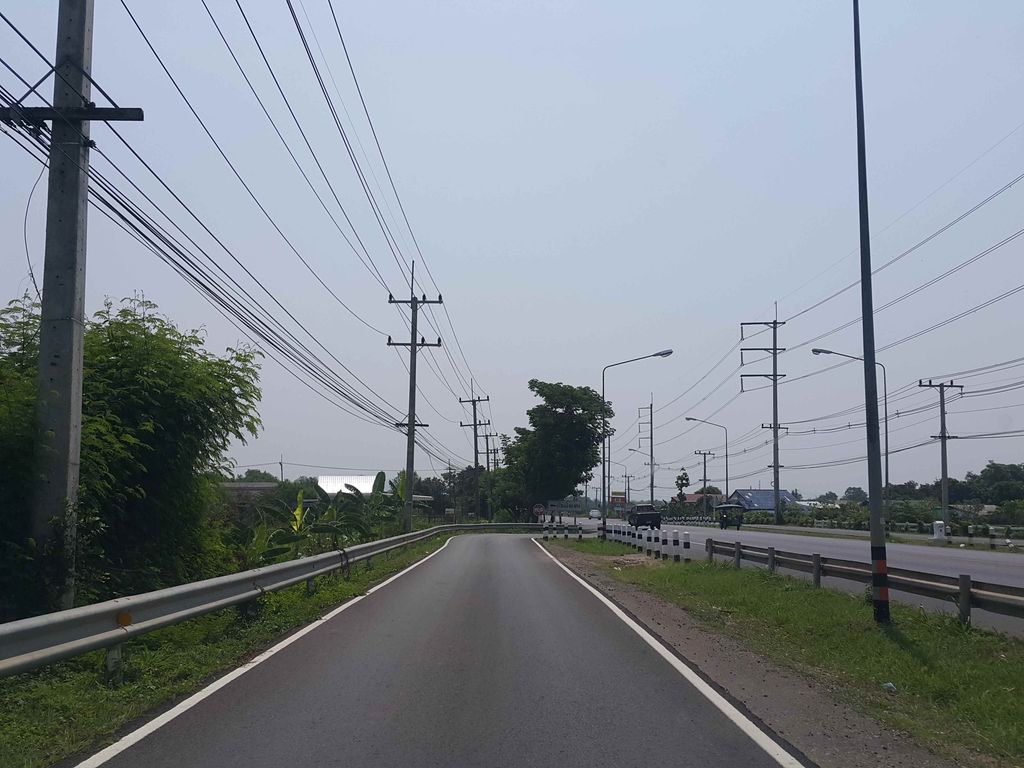 ภาพถนนตรงที่ อู่สายทอง การาจ ตั้งอยู่ ถ่ายโดย jrcarlsen พ.ศ. 2558 (2015) · A street-level view of where อู่สายทอง การาจ · Usaithong Karat stands, by jrcarlsen in 2558 (2015)