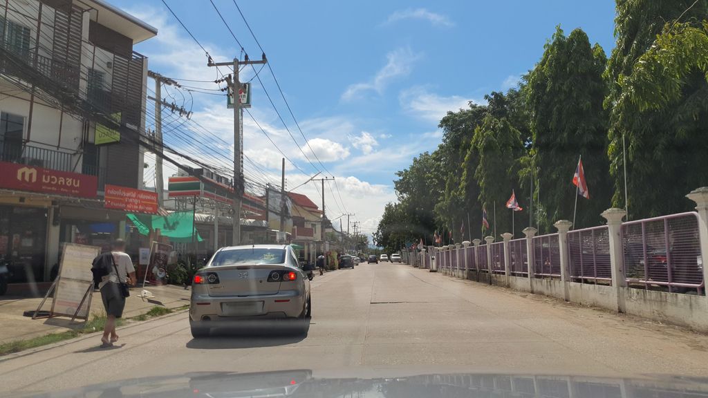 ภาพถนนตรงที่ กวดวิชาแก้วปัญญาเชียงใหม่ ตั้งอยู่ ถ่ายโดย jrcarlsen พ.ศ. 2564 (2021) · A street-level view of where กวดวิชาแก้วปัญญาเชียงใหม่ · Kwotwicha Kaeo Panya Chiang Mai stands, by jrcarlsen in 2564 (2021)