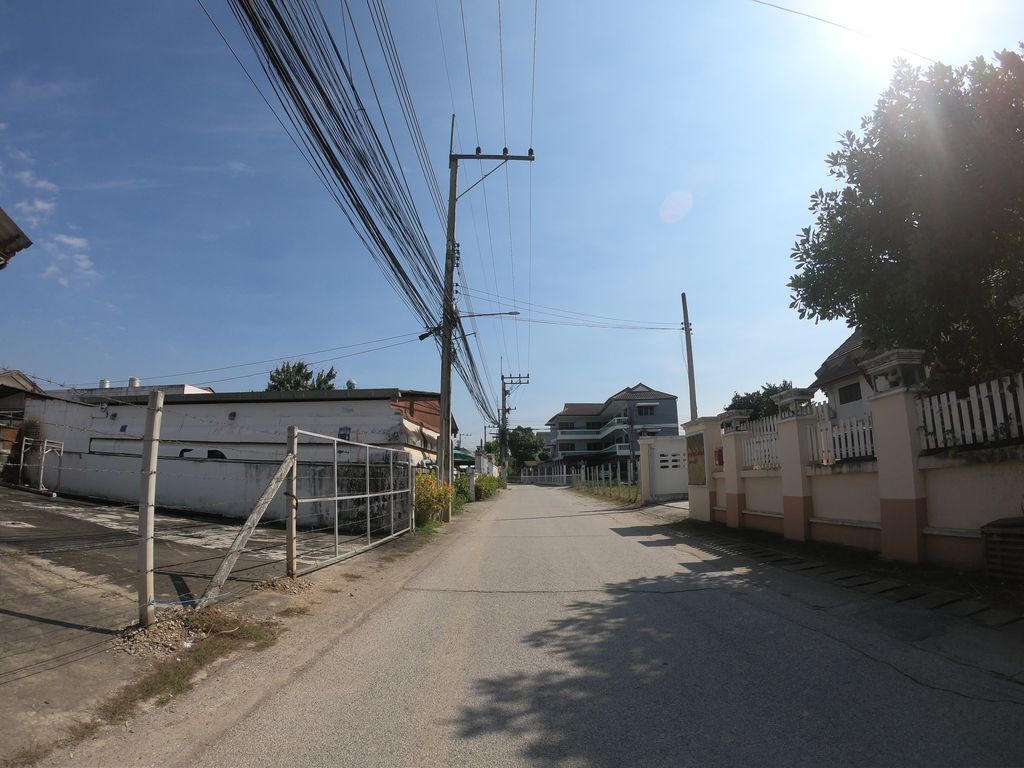 ภาพถนนตรงที่ CMA Muaythai Academy ตั้งอยู่ ถ่ายโดย chanuwath_grab พ.ศ. 2562 (2019) · A street-level view of where CMA Muaythai Academy stands, by chanuwath_grab in 2562 (2019)