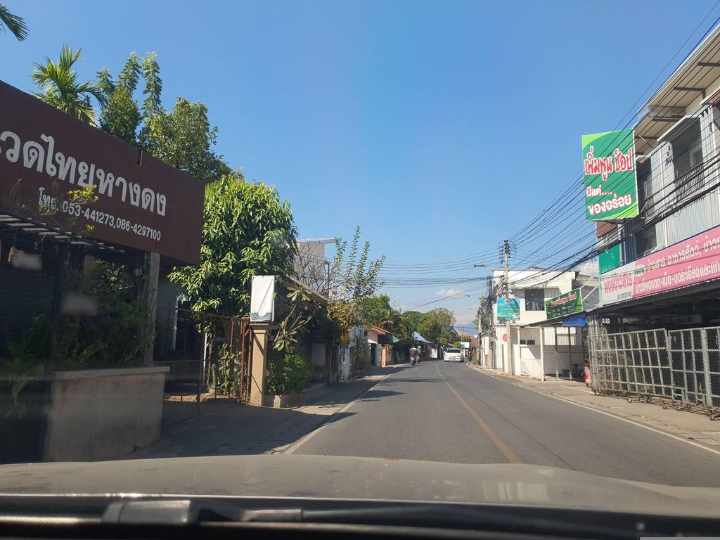 ภาพถนนตรงที่ Hang Dong Thaimassage school ตั้งอยู่ ถ่ายโดย jrcarlsen พ.ศ. 2566 (2023) · A street-level view of where Hang Dong Thaimassage school stands, by jrcarlsen in 2566 (2023)