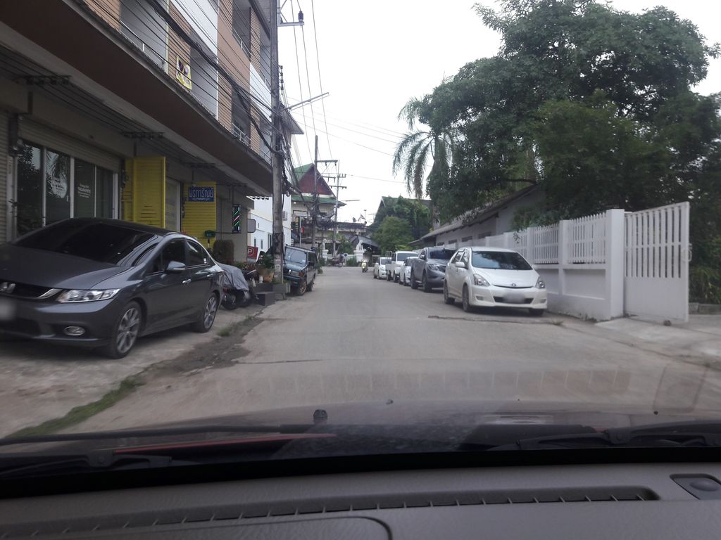 ภาพถนนตรงที่ The oxygen nail studio ตั้งอยู่ ถ่ายโดย ratchaphat พ.ศ. 2561 (2018) · A street-level view of where The oxygen nail studio stands, by ratchaphat in 2561 (2018)