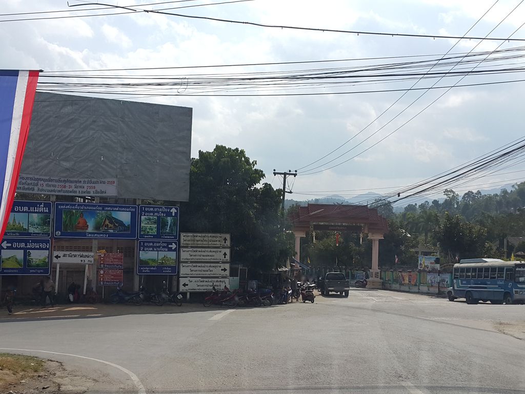 ภาพถนนตรงที่ ร้านอาหารบัวผัน ตั้งอยู่ ถ่ายโดย jrcarlsen พ.ศ. 2558 (2015) · A street-level view of where ร้านอาหารบัวผัน · Bua Phan Restaurant stands, by jrcarlsen in 2558 (2015)
