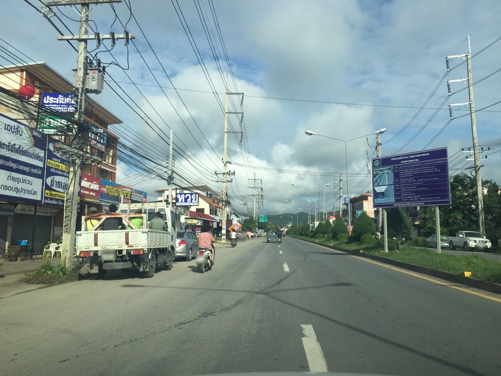 ภาพถนนตรงที่ เซเว่น อีเลฟเว่น ตั้งอยู่ ถ่ายโดย kyoko พ.ศ. 2561 (2018) · A street-level view of where เซเว่น อีเลฟเว่น · Seven Eleven stands, by kyoko in 2561 (2018)