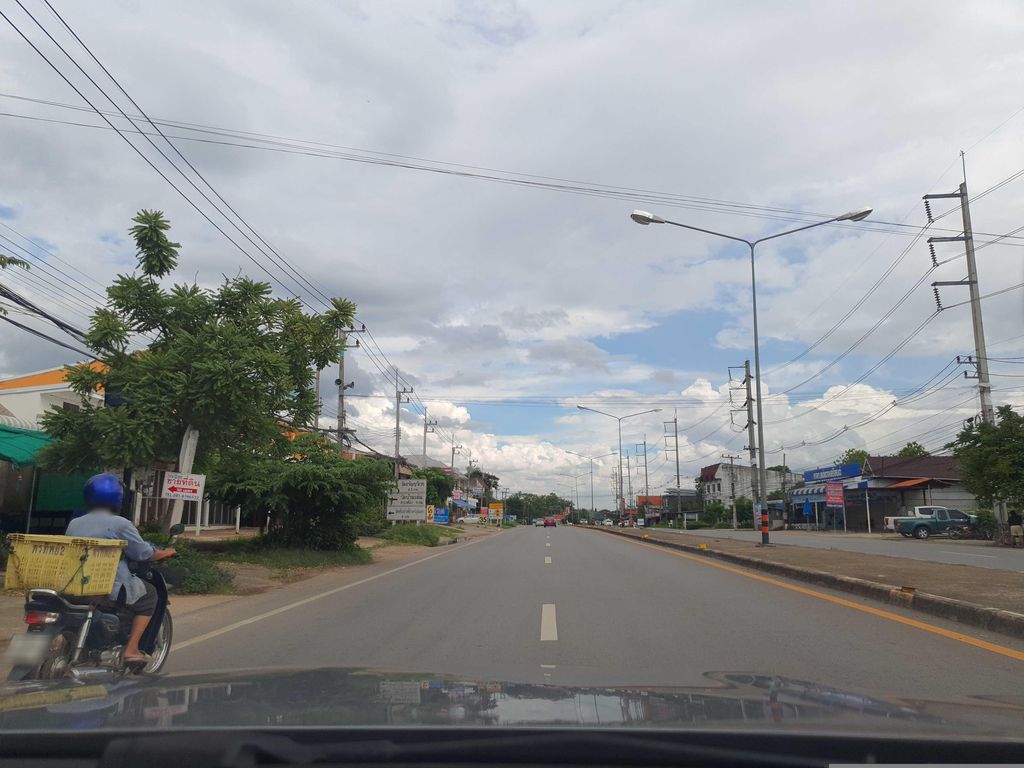 ภาพถนนตรงที่ แนทมอเตอร์ไบค์ ตั้งอยู่ ถ่ายโดย jrcarlsen พ.ศ. 2566 (2023) · A street-level view of where แนทมอเตอร์ไบค์ · Naet Motorbike stands, by jrcarlsen in 2566 (2023)