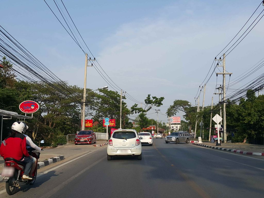 ภาพถนนตรงที่ Chakuma ชาคุมะ สาขาสันกลาง ตั้งอยู่ ถ่ายโดย jrcarlsen พ.ศ. 2558 (2015) · A street-level view of where Chakuma ชาคุมะ สาขาสันกลาง stands, by jrcarlsen in 2558 (2015)