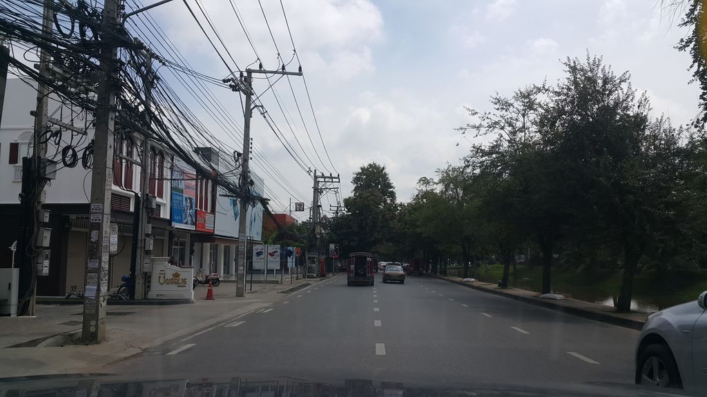 ภาพถนนตรงที่ TopKumaung ตั้งอยู่ ถ่ายโดย jrcarlsen พ.ศ. 2560 (2017) · A street-level view of where TopKumaung stands, by jrcarlsen in 2560 (2017)