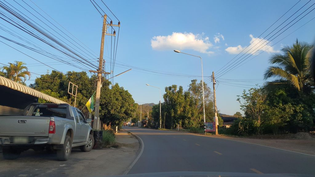 ภาพถนนตรงที่ คิงต้องลอง ตั้งอยู่ ถ่ายโดย jrcarlsen พ.ศ. 2565 (2022) · A street-level view of where คิงต้องลอง · Khingtonglong stands, by jrcarlsen in 2565 (2022)