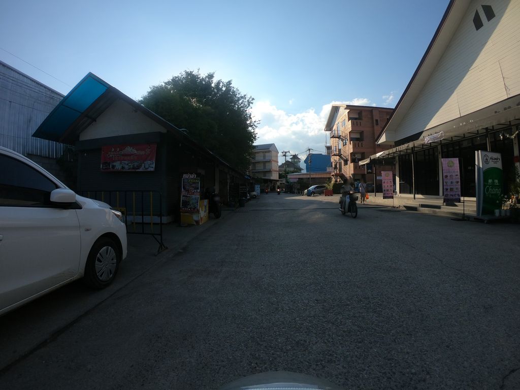 ภาพถนนตรงที่ ช้างให้ บาร์ ตั้งอยู่ ถ่ายโดย chanuwath_grab พ.ศ. 2562 (2019) · A street-level view of where ช้างให้ บาร์ · Changhai Bar stands, by chanuwath_grab in 2562 (2019)