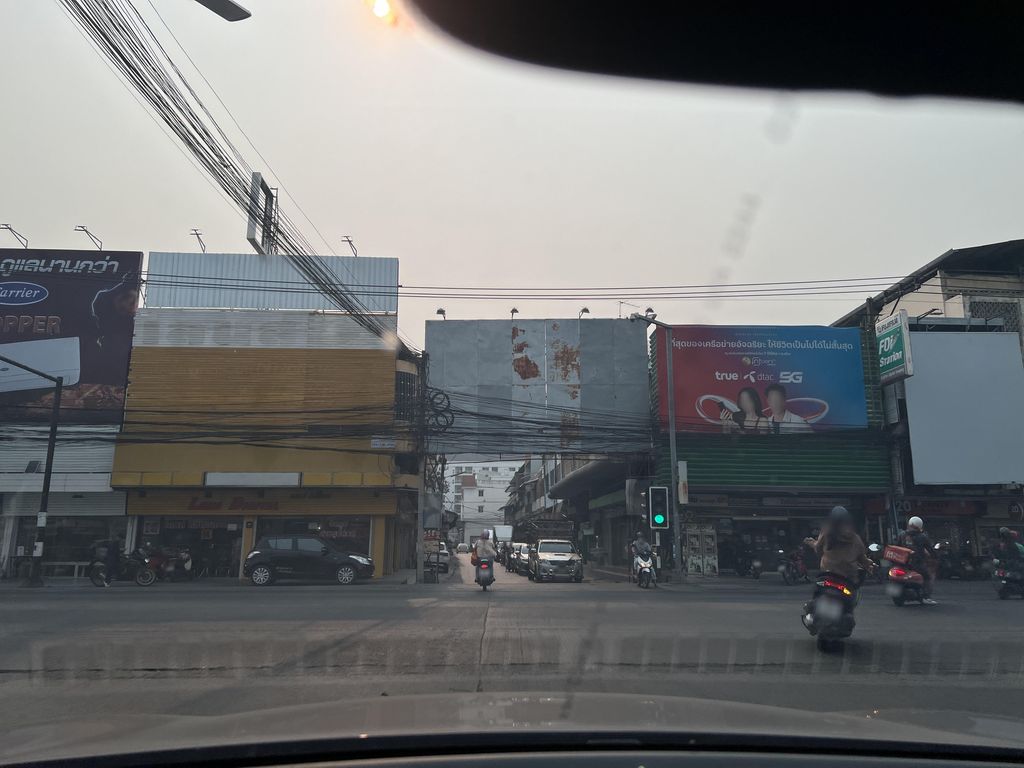 ภาพถนนตรงที่ ก๋วยเตี๋ยวเรือ ย.ยักษ์ ซุปเปอร์แซ่บ ตั้งอยู่ ถ่ายโดย lin_wang พ.ศ. 2567 (2024) · A street-level view of where ก๋วยเตี๋ยวเรือ ย.ยักษ์ ซุปเปอร์แซ่บ · Kuai Tiaoruea Ya.yak Super Saep stands, by lin_wang in 2567 (2024)