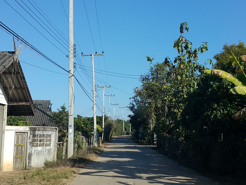 ภาพถนนตรงที่ Maison Mas & Ban Hua Thung Gallery ตั้งอยู่ ถ่ายโดย jrcarlsen พ.ศ. 2558 (2015) · A street-level view of where Maison Mas & Ban Hua Thung Gallery stands, by jrcarlsen in 2558 (2015)