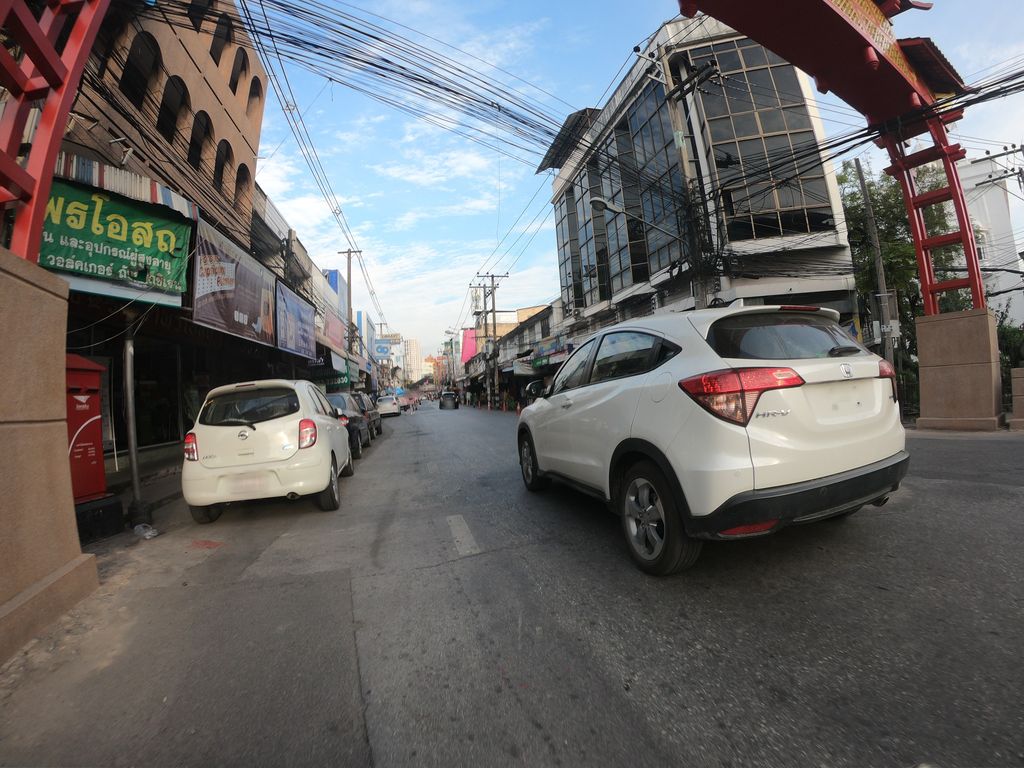 ภาพถนนตรงที่ ร้าน ม่วนใจ๋ ตั้งอยู่ ถ่ายโดย chanuwath_grab พ.ศ. 2562 (2019) · A street-level view of where ร้าน ม่วนใจ๋ · Ran Muanchai stands, by chanuwath_grab in 2562 (2019)