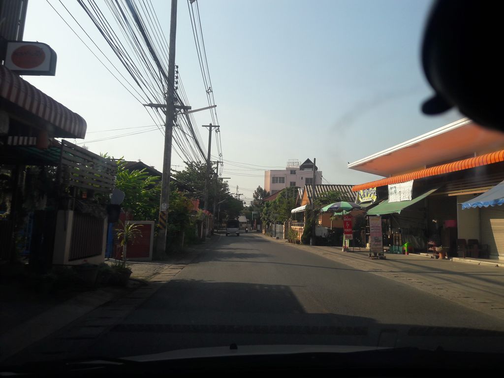 ภาพถนนตรงที่ Easy As Pie ตั้งอยู่ ถ่ายโดย noochjaree พ.ศ. 2561 (2018) · A street-level view of where Easy As Pie stands, by noochjaree in 2561 (2018)