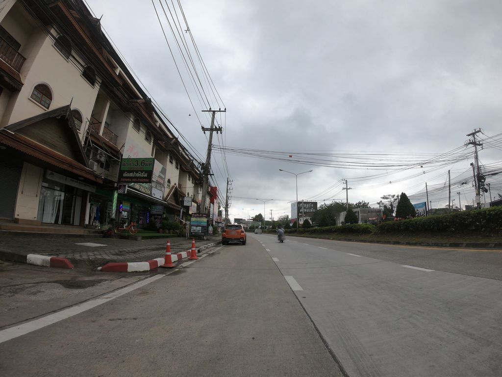 ภาพถนนตรงที่ Villa Virtuosa ตั้งอยู่ ถ่ายโดย chanuwath_grab พ.ศ. 2562 (2019) · A street-level view of where Villa Virtuosa stands, by chanuwath_grab in 2562 (2019)