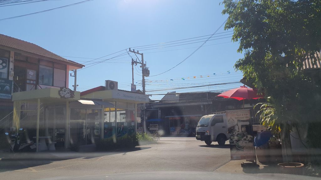 ภาพถนนตรงที่ ร้านพิศแอนติค ตั้งอยู่ ถ่ายโดย jrcarlsen พ.ศ. 2565 (2022) · A street-level view of where ร้านพิศแอนติค · Ran Phit Aentik stands, by jrcarlsen in 2565 (2022)