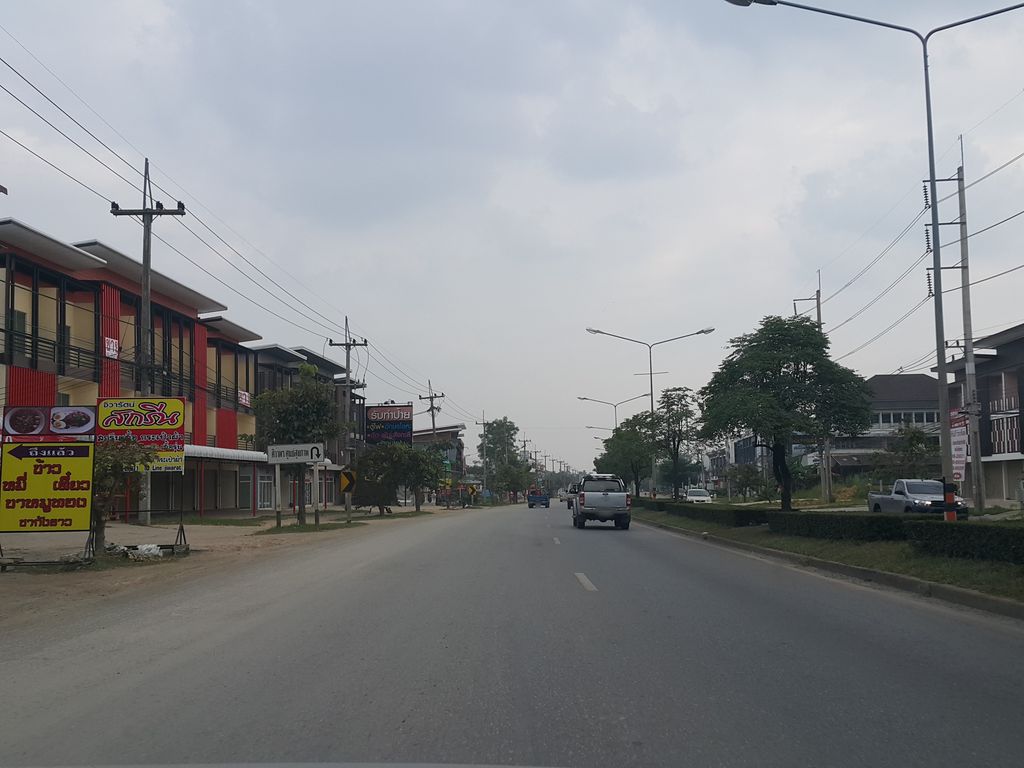 ภาพถนนตรงที่ กล่อมคาเฟ่ ตั้งอยู่ ถ่ายโดย jrcarlsen พ.ศ. 2558 (2015) · A street-level view of where กล่อมคาเฟ่ · Kalomkhafe stands, by jrcarlsen in 2558 (2015)