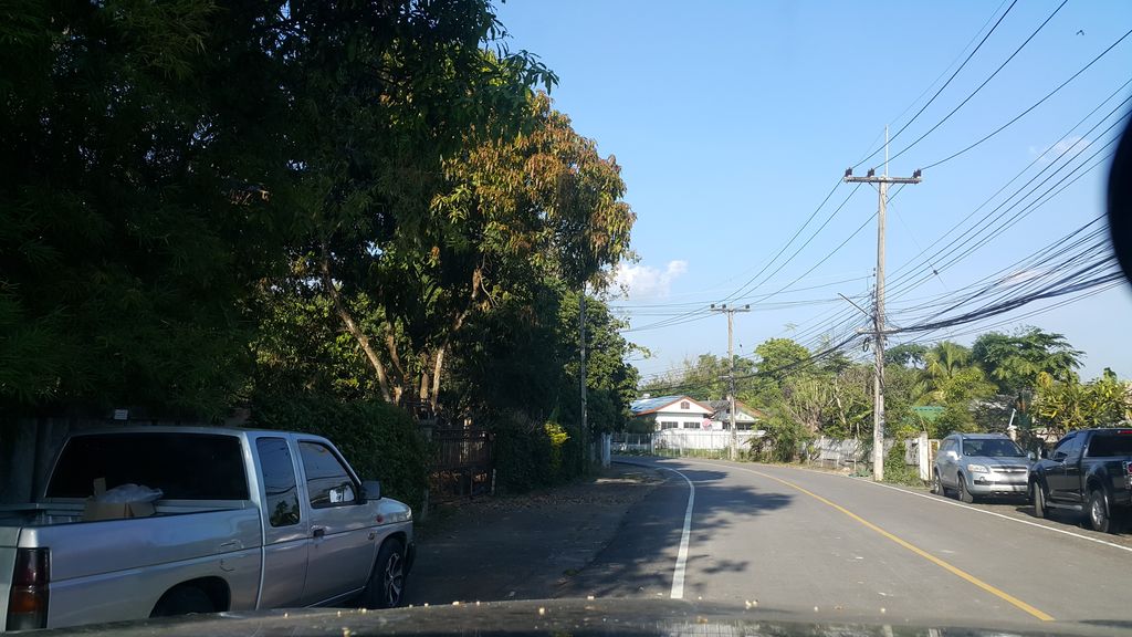 ภาพถนนตรงที่ Thip Tara Spa ตั้งอยู่ ถ่ายโดย jrcarlsen พ.ศ. 2562 (2019) · A street-level view of where Thip Tara Spa stands, by jrcarlsen in 2562 (2019)