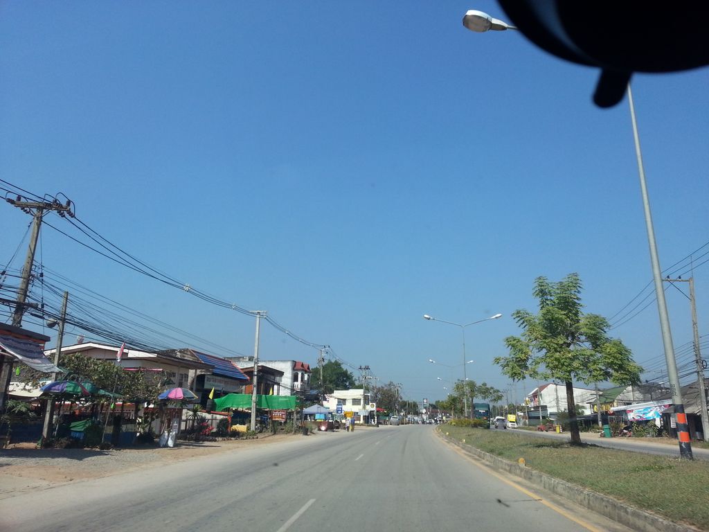 ภาพถนนตรงที่ ร้านยำ ตั้ม ตำยำปูม้า ตั้งอยู่ ถ่ายโดย mishari พ.ศ. 2558 (2015) · A street-level view of where ร้านยำ ตั้ม ตำยำปูม้า · Ran Yam Tam Tamyampuma stands, by mishari in 2558 (2015)