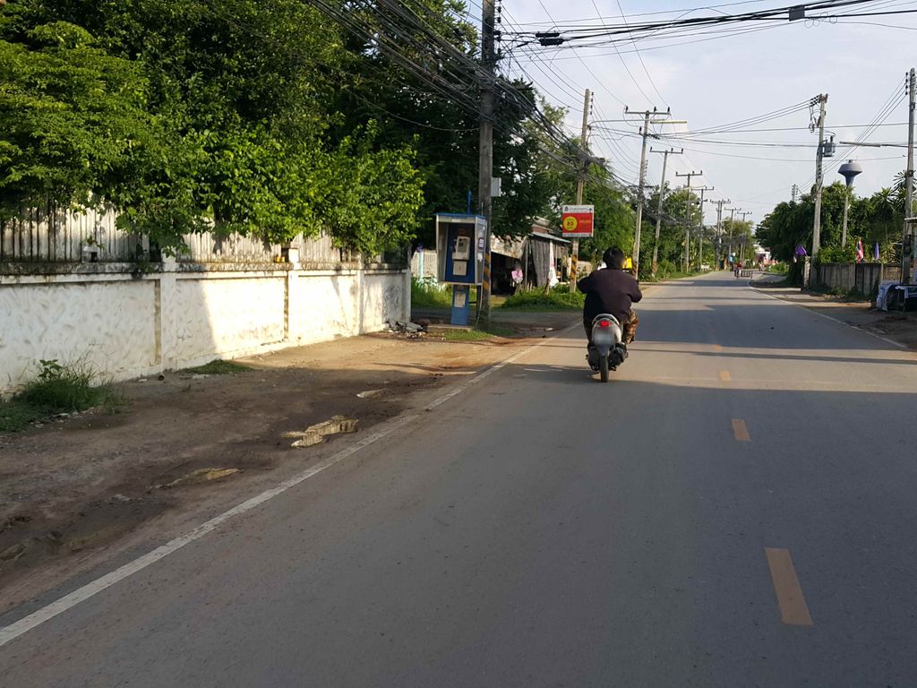 ภาพถนนตรงที่ บ้านทวีโชค ตั้งอยู่ ถ่ายโดย jrcarlsen พ.ศ. 2558 (2015) · A street-level view of where บ้านทวีโชค · Ban Thawi Chok stands, by jrcarlsen in 2558 (2015)