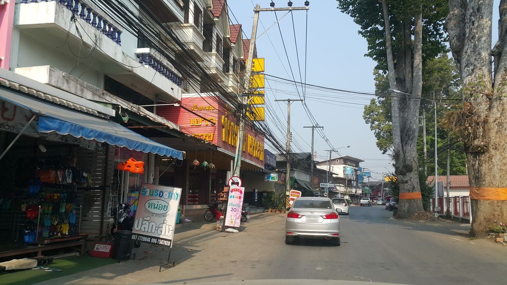 ภาพถนนตรงที่ ก๋วยเตี๋ยวแชมป์ เจ๊แสง ตั้งอยู่ ถ่ายโดย jrcarlsen พ.ศ. 2562 (2019) · A street-level view of where ก๋วยเตี๋ยวแชมป์ เจ๊แสง · Kuaitiao Champ Chesaeng stands, by jrcarlsen in 2562 (2019)