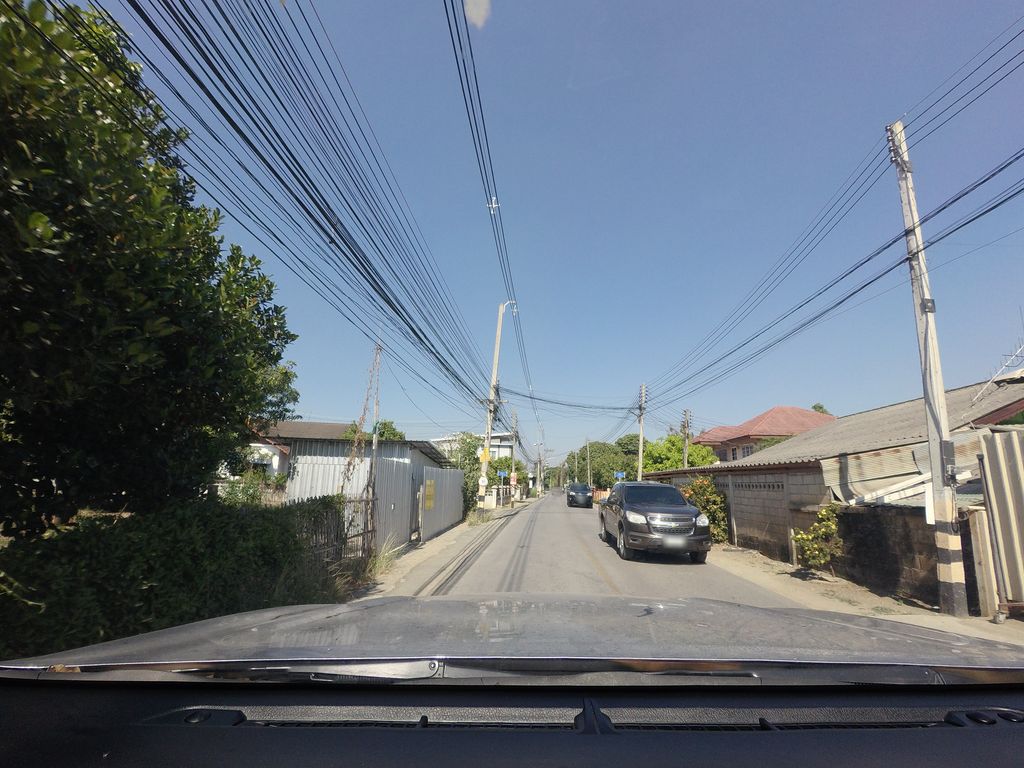 ภาพถนนตรงที่ No.10 บ้านกาแฟ ตั้งอยู่ ถ่ายโดย mishari พ.ศ. 2564 (2021) · A street-level view of where No.10 บ้านกาแฟ · No.10 Ban Kafae stands, by mishari in 2564 (2021)