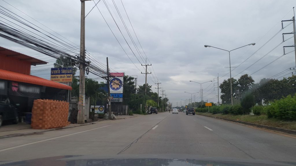 ภาพถนนตรงที่ ข้าวซอยลำเจ้า ตั้งอยู่ ถ่ายโดย jrcarlsen พ.ศ. 2564 (2021) · A street-level view of where ข้าวซอยลำเจ้า · Khao Soi Lam Chao stands, by jrcarlsen in 2564 (2021)