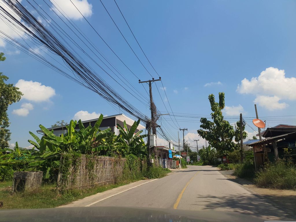 ภาพถนนตรงที่ ครัวเสน่ห์สองพี่น้อง ตั้งอยู่ ถ่ายโดย jrcarlsen พ.ศ. 2566 (2023) · A street-level view of where ครัวเสน่ห์สองพี่น้อง · Khrua Sen Songphinong stands, by jrcarlsen in 2566 (2023)