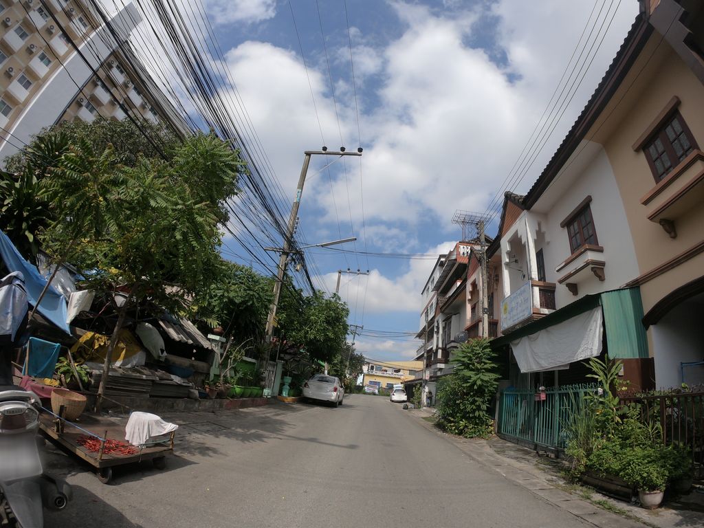 ภาพถนนตรงที่ Tele Sale Chiangmai ตั้งอยู่ ถ่ายโดย chanuwath_grab พ.ศ. 2562 (2019) · A street-level view of where Tele Sale Chiangmai stands, by chanuwath_grab in 2562 (2019)